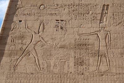 Scena masakry wrogów, Świątynia Horusa, Edfu autorstwa Egyptian Egyptian