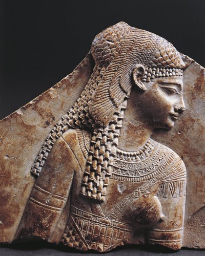 Fragment płaskorzeźby przedstawiający Kleopatrę autorstwa Egyptian Ptolemaic Period