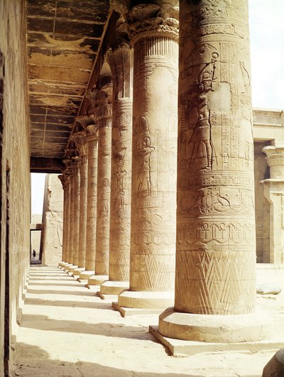Kolumny w Pronaos (Hypostyle Hall) Świątyni Horusa autorstwa Egyptian Ptolemaic Period