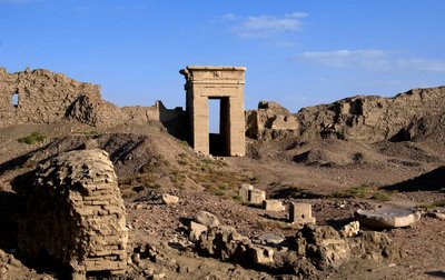Starożytność egipska: widok łuku bramy północnej, świątynia Hathor, Dendera, Egipt autorstwa Egyptian Ptolemaic Period