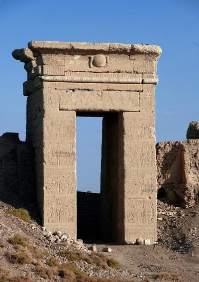 Starożytność Egiptu: Widok na łuk Bramy Północnej, Świątynia Hathor, Dendera, Egipt autorstwa Egyptian Ptolemaic Period