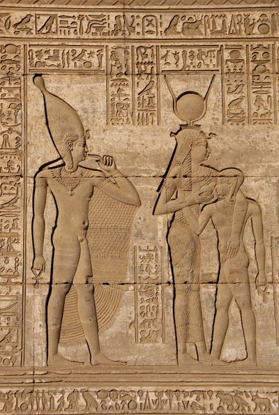 Starożytność egipska: rzymska mammisi upamiętniająca narodziny Ihy, syna Hathor - Fragment płaskorzeźb i hieroglifów: bogini Izyda - Hathor pielęgnująca swego syna Ihi (Ihy) a za nią kolejny wizerunek Ihi z palcem w ustach wskazujący, że jest a autorstwa Egyptian Ptolemaic Period