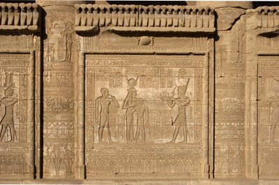 Starożytność egipska: rzymska mammisi upamiętniająca narodziny Ihy, syna Izydy. Świątynia Hathor, Denderah, Egipt autorstwa Egyptian Ptolemaic Period