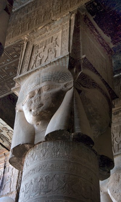 Starożytność egipska: kapitel kolumn ozdobiony wyobrażeniem bogini Hathor. Świątynia Hathor, Dendera, Egipt autorstwa Egyptian Ptolemaic Period