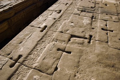 Starożytność egipska: fragment dachu, świątynia Hathor, Dendera, Egipt autorstwa Egyptian Ptolemaic Period