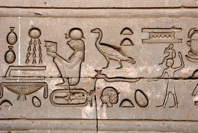 Starożytność egipska: hieroglify na wschodniej ścianie świątyni Hathor, Denderah, Egipt - Cywilizacja egipska: hieroglify wyryte na ścianie świątyni Hathor (lub świątyni Tentyry) w Denderah, zbudowanej za panowania Pepi I (ok. 2250 pne) - Świątynia Dendery autorstwa Egyptian Ptolemaic Period