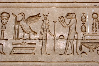 Starożytność egipska: hieroglify na wschodniej ścianie świątyni Hathor, Denderah, Egipt - Cywilizacja egipska: hieroglify wyryte na ścianie świątyni Hathor (lub świątyni Tentyry) w Denderah, zbudowanej za panowania Pepi I (ok. 2250 pne) - Świątynia Dendery autorstwa Egyptian Ptolemaic Period