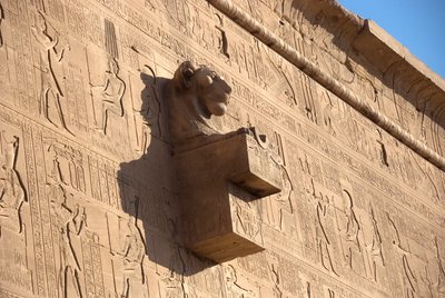 Egipski antyczny: gargulec z głową lwa, świątynia Hathor, Dendera, Egipt autorstwa Egyptian Ptolemaic Period