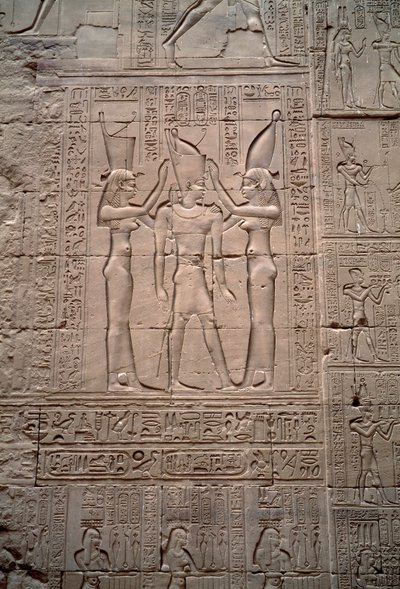 Starożytność egipska: płaskorzeźba przedstawiająca koronację króla Ptolemeusza IV. Świątynia Horusa, Edfu, Egipt autorstwa Egyptian Ptolemaic Period