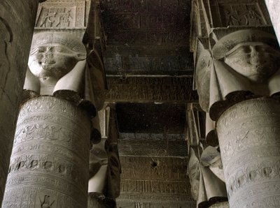 Starożytność egipska: częściowy widok sali hipostylowej z kolumnami ozdobionymi przedstawieniem bogini Hathor. Świątynia Hathor, Dendera, Egipt autorstwa Egyptian Ptolemaic Period