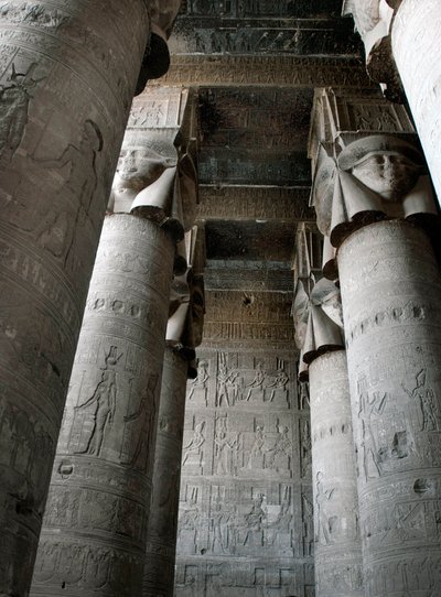 Starożytność egipska: częściowy widok sali hipostylowej z kolumnami ozdobionymi przedstawieniem bogini Hathor. Świątynia Hathor, Dendera, Egipt autorstwa Egyptian Ptolemaic Period