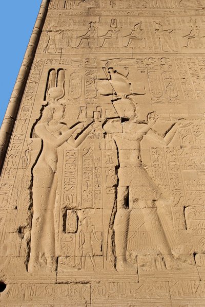 Starożytność egipska: płaskorzeźba z tylnej ściany świątyni poświęcona bogini Hathor przedstawiająca Kleopatry i Cesariona. Dendera, Egipt autorstwa Egyptian Ptolemaic Period