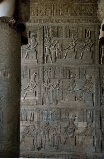 Starożytność egipska: płaskorzeźby wewnątrz sali hipostylowej świątyni poświęconej Hathor, Denderze, Egipt autorstwa Egyptian Ptolemaic Period