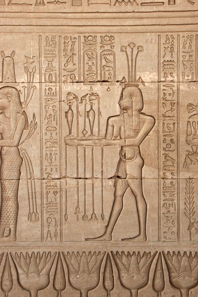 Starożytność egipska: przedstawienie mężczyzny składającego ofiary w hołdzie bogini, Świątynia Hathor, Dendera, Egipt autorstwa Egyptian Ptolemaic Period