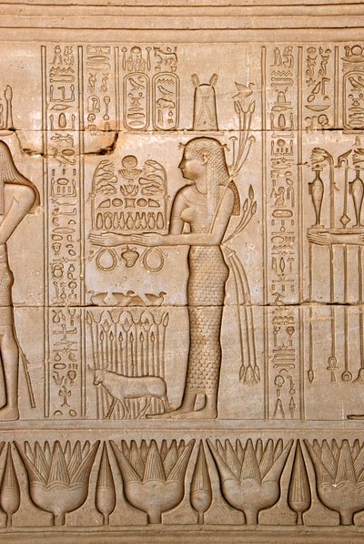 Starożytność egipska: przedstawienie kobiety przynoszącej ofiary bogini, Świątynia Hathor, Dendera, Egipt - Cywilizacja egipska: kobieta składająca ofiary bogini Hathor - Figura wyrzeźbiona na ścianie Świątyni Hathor (lub Świątyni Tentyry) autorstwa Egyptian Ptolemaic Period