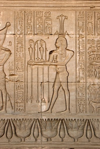 Starożytność egipska: przedstawienie boga Nilu, Hapy i hieroglify, Świątynia Hathor, Dendera, Egipt - cywilizacja egipska: bóg Nilu, Hapy i hieroglify wyryte na ścianie Świątyni Hathor (lub Świątyni Tentyry) w Denderah, autorstwa Egyptian Ptolemaic Period