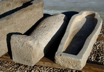 Starożytność egipska: miejsce sarkofagu na jednym z dziedzińców świątyni Hathor, Dendera (Denderah), Egipt autorstwa Egyptian Ptolemaic Period