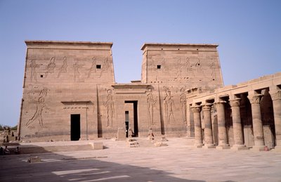 Starożytność egipska: widok wejścia do świątyni Edfu (Edfu) poświęconej boskiemu Horusowi i zbudowanej między 237 a 57 pne. Egipt autorstwa Egyptian Ptolemaic Period