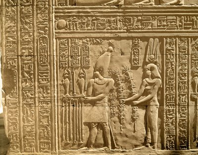 Płaskorzeźba przedstawiająca Ptolemeusza VIII Euergetesa II (Physkon) i Kleopatrę III składającą ofiary bogom autorstwa Egyptian Ptolemaic Period