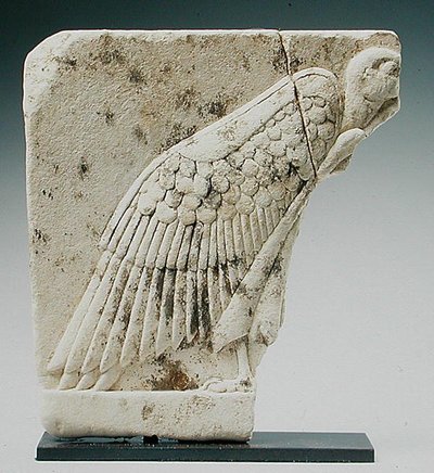 Relief przedstawiający sępa (wapień) autorstwa Egyptian Ptolemaic Period