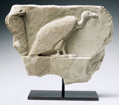 Relief przedstawiający sępa i kobrę (wapień) autorstwa Egyptian Ptolemaic Period