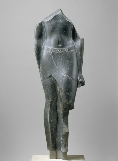 Tors ptolemejskiego króla, inskrypcja kartuszami późnego Ptolemeusza, 80-30 pne (bazalt) autorstwa Egyptian Ptolemaic Period