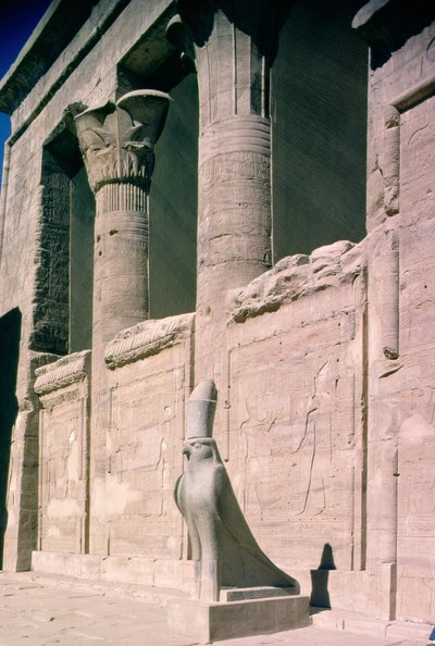 Widok na piaskowcową fasadę świątyni Horusa autorstwa Egyptian Ptolemaic Period