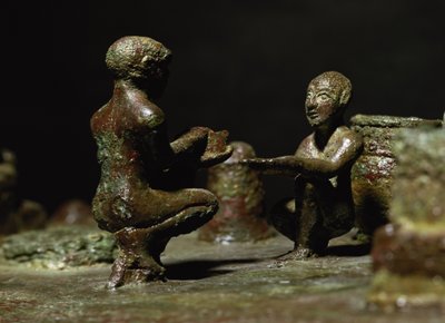 Przyczajone postacie z małej grupowej statuy przedstawiającej Sit Shimsi, obrzęd wschodzącego słońca, okres elamicki, z Suzy, południowo-zachodni Iran, ok. 1150 pne (brąz) autorstwa Elamite