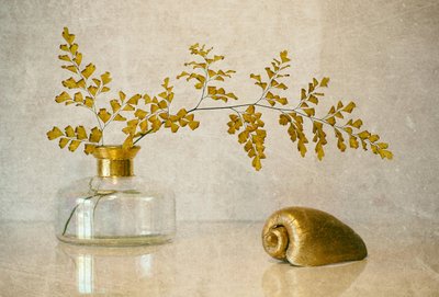 Martwa natura ze złotą paprocią autorstwa Elena Arjona