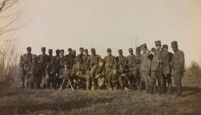 Album z I wojny światowej we Friuli-Wenecji Julijskiej: portret grupowy żołnierzy piechoty 112.mo z dwoma karabinami maszynowymi w pobliżu rzeki Tower autorstwa Elena Bianconcini
