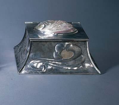 Kałamarz (srebrzona miedź i masa perłowa) autorstwa Elizabeth Eaton Burton