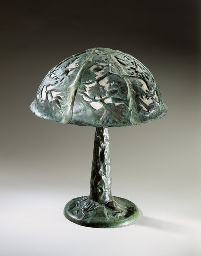 Lampa stołowa, ok. 1910 (mosiądz patynowany i muszla) autorstwa Elizabeth Eaton Burton