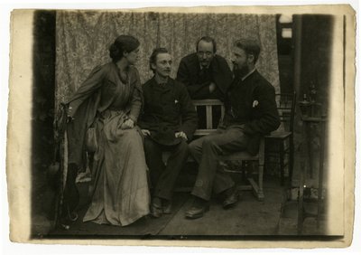 May Morris, HH Sparling, Emery Walker i George Bernard Shaw autorstwa Emery and Boutall Walter Walker