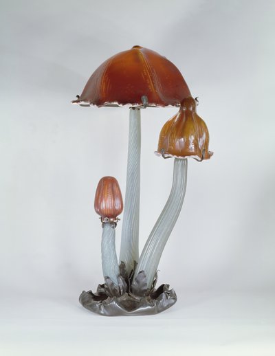 Lampa stołowa "Les Copin" z kutego żelaza i potrójną szklaną nakładką marki Galle autorstwa Emile Galle