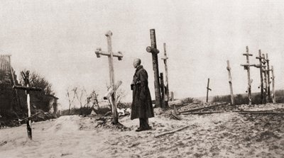Rosyjski żołnierz na grobie towarzysza broni w czasie I wojny światowej, z Ilustrowanych Wiadomości Wojennych, 1915 autorstwa English Photographer