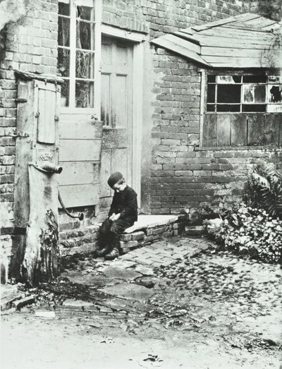 Chłopiec w Frogmore, Londyn, 1888 r. autorstwa English Photographer