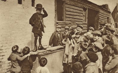 Początkujący humorysta z East Endu robi wrażenie Charliego Chaplina (zdjęcie czarno-białe) autorstwa English Photographer