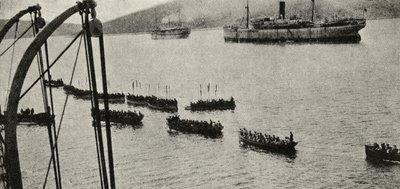Oddział desantowy opuszczający transporty na brzeg podczas kampanii Gallipoli, z „Wielka wojna: historia”, tom III, 1916 autorstwa English Photographer
