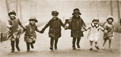 Linia dobrze ubranych dzieci biegających po Hyde Parku, z Cudownego Londynu, opublikowana w latach 1926-27 (fotograwiura) autorstwa English Photographer