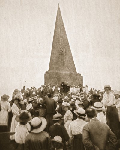 Malowniczy stary zwyczaj w St. Ives: Stara Setka przy obelisku Johna Knill, z The Illustrated War News, 2 sierpnia 1916 (zdjęcie w sepii) autorstwa English Photographer