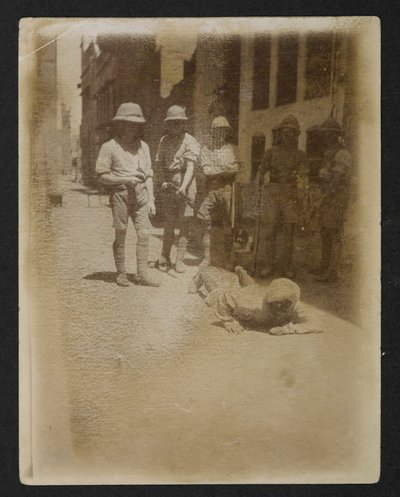 Więzień pod uzbrojoną strażą w ogrodzie Ram Bagh, z Widoków Amritsar, w tym następstw zamieszek autorstwa English Photographer