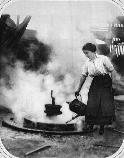 Gotowy pomocnik w czasie wojny: panna Edith Hawley schładzająca koło, ilustracja z The Illustrated War News, 6 września 1916 autorstwa English Photographer