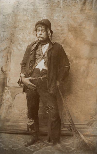 Aktor przebrany za sprzątacza ulic (zdjęcie czarno-białe) autorstwa English Photographer