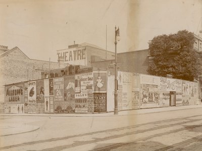 Reklamy na rogu Latchmere Road i Lavender Hill, Wandsworth, Londyn autorstwa English Photographer