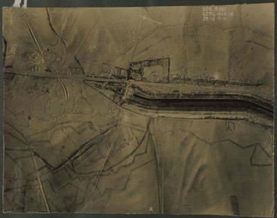 Zdjęcie lotnicze z okopami I wojny światowej, 1917 autorstwa English Photographer