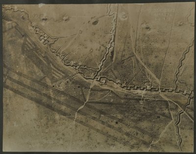 Zdjęcie lotnicze z okopami I wojny światowej, 1918 autorstwa English Photographer
