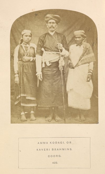 „Amma Kodagi lub Kaveri Brahmins”, z „Lud Indii: seria fotograficznych ilustracji, z opisową czcionką, przedstawiającą rasy i plemiona Hindustanu”, t. VIII Johna Forbesa Watsona autorstwa English Photographer