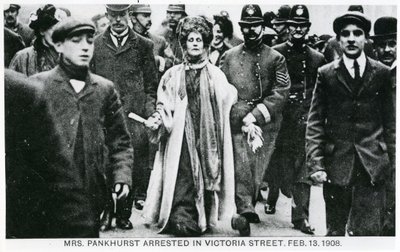Aresztowanie pani Emmeline Pankhurst na ulicy Victoria, 13 lutego 1908 r. autorstwa English Photographer