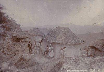 Wieś barbadyjska na zboczu wzgórza, 1880 autorstwa English Photographer