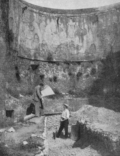 Bastion historycznego muru londyńskiego, znaleziony w Cripplegate, podczas wykopalisk po II wojnie światowej (zdjęcie czarno-białe) autorstwa English Photographer
